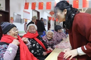 人口老龄化不仅导致劳动力短缺的问题，还对维持养老金制度以及老年人医疗照护服务提出严峻挑战。（图片来源：人民日报）