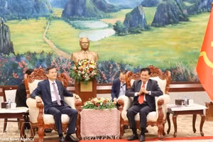 老挝人民革命党中央总书记、国家主席通伦·西苏里（右）会见前来礼节性拜会的越共中央政治局委员、胡志明国家政治学院院长段明训副教授、博士。（图片来源：越通社）