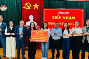 工作代表团向河静省困境家庭赠送慰问品。