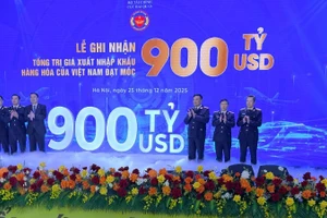 越南海关局为进出口总额首次达到9000亿美元举行表彰仪式。（明芳 摄）