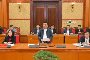 越共中央书记处常务书记陈锦秀在会上致辞。（世代 摄）