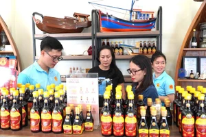 游客购买富国鱼露。（图片来源：越通社）