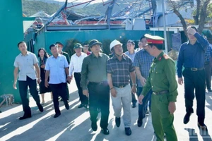 越南政府总理范明正莅临调研仁会经济区的灾后重建工作。（青江 摄）