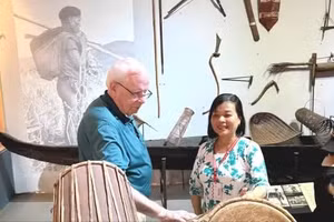 美国退伍军人罗伯特·安布罗斯·康纳参观胡志明市历史博物馆。（图片来源：sggp.org.vn）