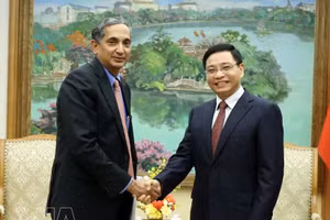 政府副总理阮文胜会见国际货币基金组织亚太部主任克里斯里尼瓦桑。（图片来源：越通社）