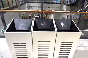 在马来西亚吉隆坡的AEON购物中心，垃圾被分类放置在多个独立垃圾桶中，方便民众进行分类投放。（图片来源：越通社）