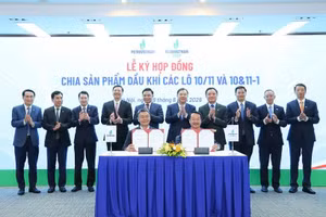 越南国家石油集团与越南石油勘探开采总公司签署10/11和10&11-1区块产品分成合同。（图片来源：越通社。）