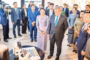 柬埔寨首相洪玛奈访问越南国家创新中心。（图片来源：柬埔寨外交与国际合作部）