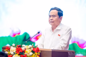 国会主席陈青敏发表讲话。