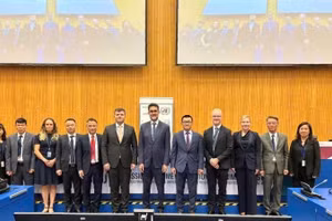 越南与各国代表合影。（图片来源：越通社）