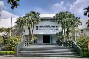 越南民族学博物馆位于河内阮文暄路，是展示和保存越南54个兄弟民族文物的重要场所之一。