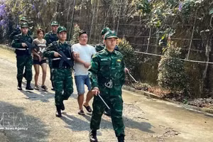 老街国际口岸边防部队押解“LC326”专案2名涉嫌贩运人口犯罪嫌疑人。（图片来源：越通社）