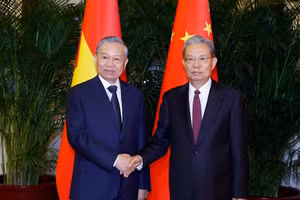 越共中央总书记、国家主席苏林和中共中央政治局常委、中国全国人大常委会委员长赵乐际。（图片来源：越通社）