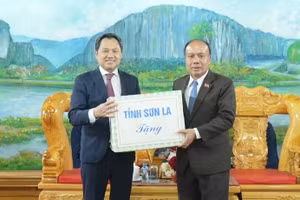 山罗省省委副书记、省人民委员会主席阮廷越礼节性拜会老挝华潘省领导。