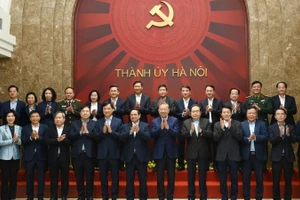 苏林总书记与党和国家领导人以及各位代表合影。（登科 摄）