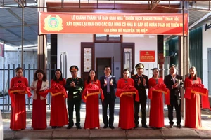 1月10日上午，顺化市人民委员会举行“光忠战役”房屋竣工和交付仪式。（图片来源：越通社）