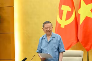 越共中央总书记、国家主席、中央政治局和中央书记处第十号检查监督团团长苏林在会上发表讲话。（维灵 摄）