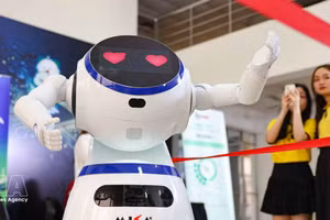 2026年人工智能日（AI Day 2026）活动现场的产品展示与推介区域。（图片来源：越通社）