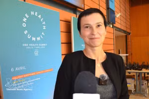 法国国际农业发展研究中心的流行病学专业兽医弗拉维·古塔尔接受越通社驻法国记者采访。（图片来源：越通社）