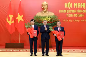 越共中央总书记、国家主席苏林向中央组织部新任部长阮维玉和中央办公厅新任主任阮海宁颁发任命决定书。