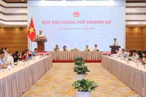 3月政府例行新闻发布会全景。（图片来源：政府网）