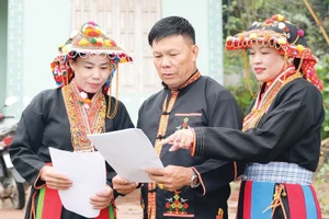 西安子选民了解选举规定。（图片来来源：北宁报网）