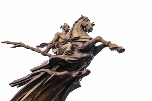 越南文化‘四不死’之一的圣勇神正英武地骑马出征。（图片来源：越通社）