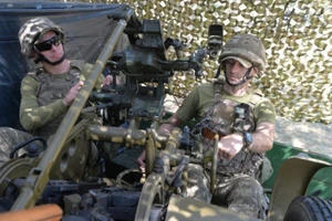 乌克兰士兵在乌克兰库皮扬斯克地区操作武器。（图片来源：新华社）