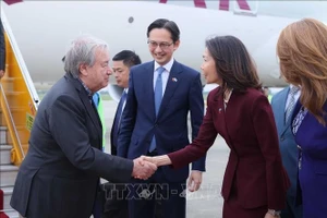 联合国秘书长安东尼奥•古特雷斯抵达河内 开始对越南进行正式访问。（图片来源：越通社）