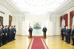 越共中央总书记苏林和保加利亚总统鲁门·拉德夫（Rumen Radev）共同会见记者。（图片来源：越通社）