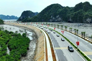 下龙-锦普沿海公路为促进当地旅游与交通运输发展注入新动力。