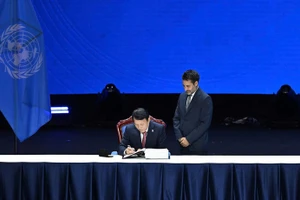 越共中央政治局委员、公安部部长梁三光签署《联合国打击网络犯罪公约》。（水原 摄）