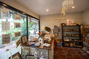用楮纸制作的产品的销售空间。（图片来源：《越南画报》）