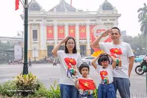 一家人合影留念，纪念越南南方解放暨国家统一50周年。（图片来源：越通社）