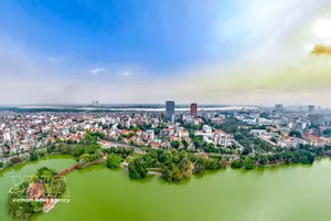 首都河内政治中心全景，从还剑湖向红河方向远眺。（图片来源：越通社）