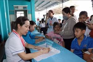 医护人员在胡志明市为儿童进行体检筛查。（图片来源：越通社）