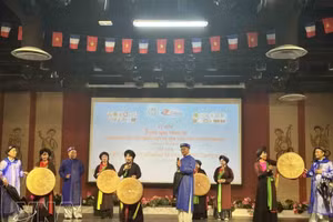 各位老师将官贺民歌视为向国际友人传授越南语的有效方法之一。（图片来源：越通社）