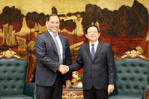 越南政府副总理胡国勇会见美国Coherent集团全球供应链总监杰夫·普莱斯。（图片来源：政府网）