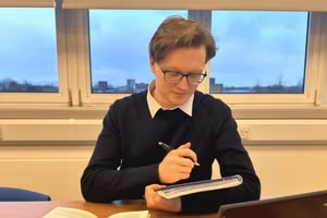 英国学者基里尔·惠特克。（图片来源：越通社）