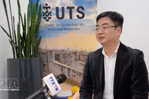 悉尼科技大学环境与水资源中心主任、澳大利亚越南知识分子与专家协会主席严德龙教授接受越通社驻悉尼记者的采访。（图片来源：越通社）