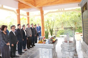 各位代表在中央民-政-党机关党委传统馆上香。