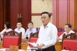 越共中央书记处常务书记陈锦绣主持越共十四大服务组织小组第四次会议。（图片来源：越通社）