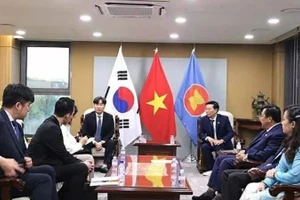 会议期间，广治省与韩国韩华能源集团以及西宁省与韩国GS集团分别举行双边对接座谈，为双方合作开辟了新的空间。（图片来源：越南驻韩国大使馆）