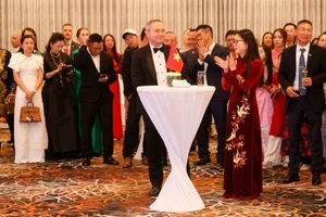越南驻西澳大利亚州首府珀斯总领事阮清河、西澳大利亚州州长罗杰·库克以及各位嘉宾出席招待会。（图片来源：越通社）