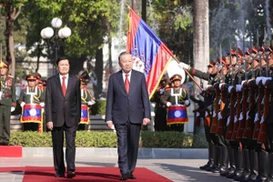 老挝人民革命党中央总书记、老挝国家主席通伦主持隆重仪式，欢迎越共中央总书记苏林一行到访。（图片来源：越通社）