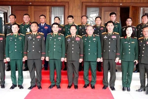 双方代表合影。（图片来源：越通社）