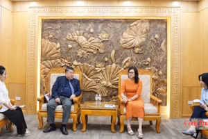越南工贸部副部长潘氏胜会见泰国中央零售集团负责贸易促进和出口的副主席保罗·黎。（图片来源：工贸部）
