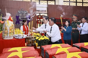 越南国会主席陈青敏、越共中央书记处常务书记陈锦秀与各位代表在烈士遗骸停放处敬献香花，缅怀英雄烈士。（图片来源：越通社）