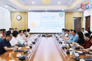 越南财政部工作代表团与广宁省人民委员会举行工作会议。（图片来源：baoquangninh.vn）