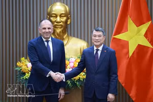 越南政府总理黎明兴会见希腊外交部长乔治·耶拉彼得里蒂斯。（图片来源：越通社）